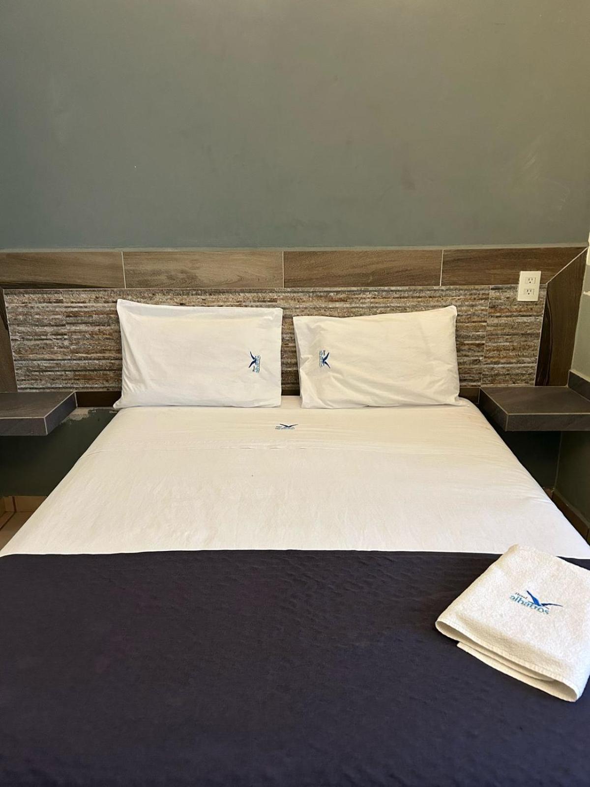 Hotel Albatros Пеньита-де-Хальтемба Экстерьер фото